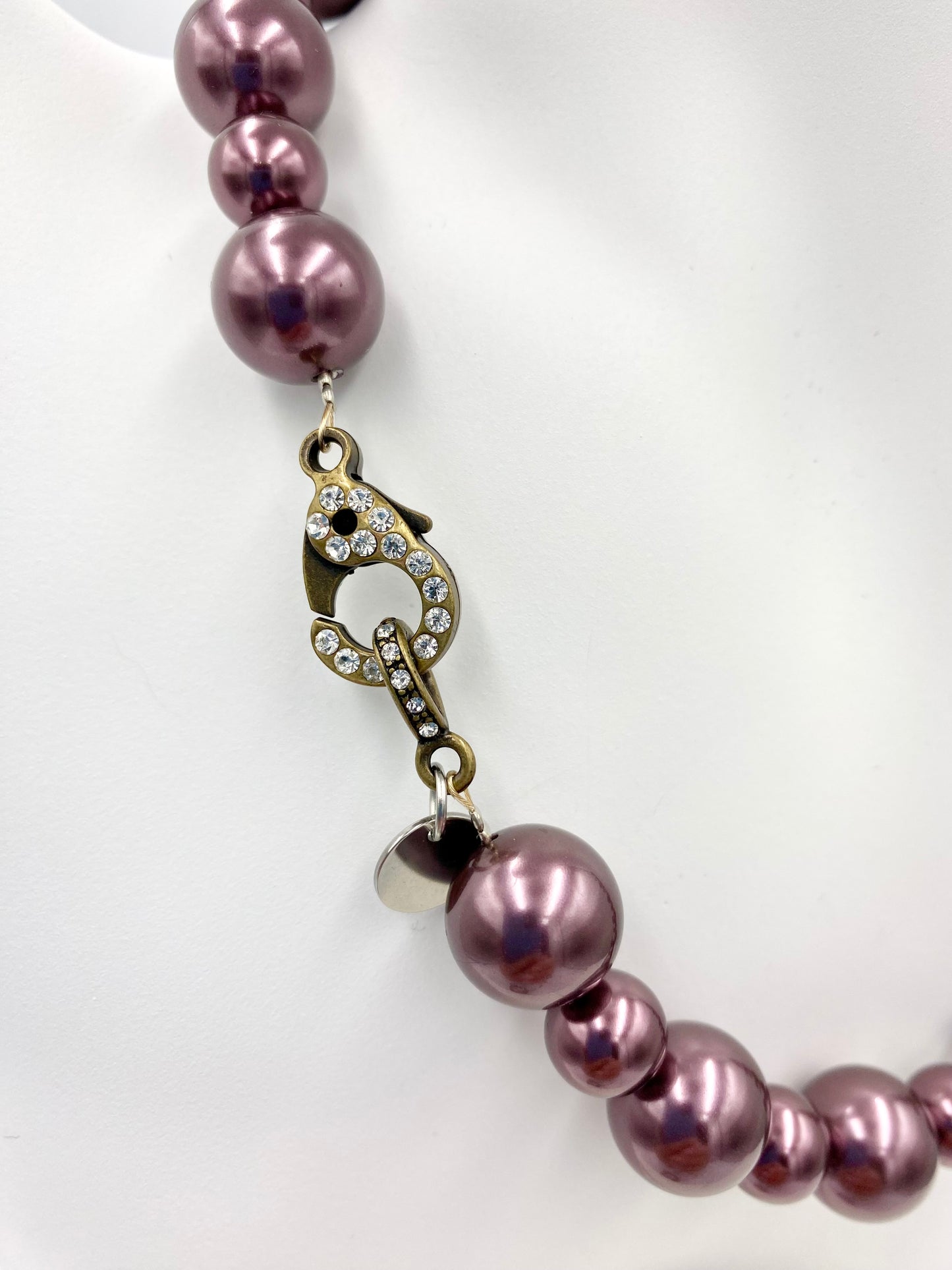 Collier « bordeaux nacré ».