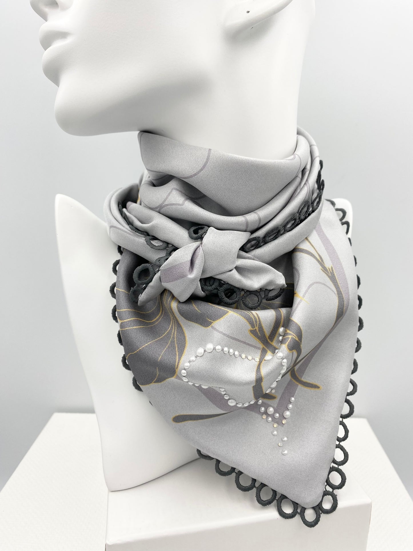 Foulard en soie « Petit Mnj » gris perle .