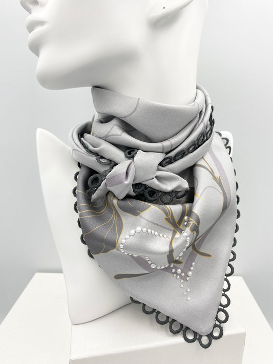 Foulard en soie « Petit Mnj » gris perle .