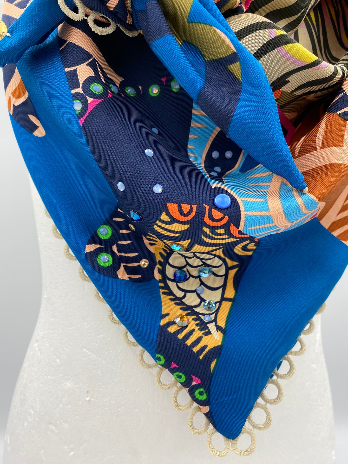 Foulard en soie bleu vif