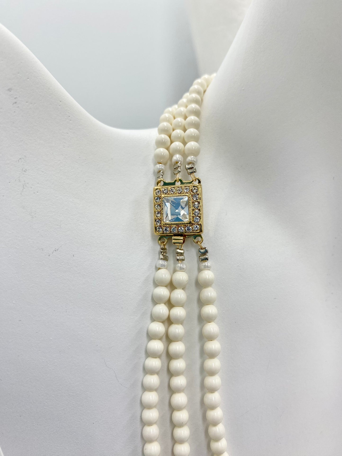Collier 3 rangs « ivoire » papillons.