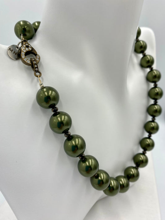 Parure perles XL « Kaki » avec BO assorties.