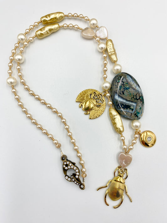 Sautoir « scarabée » agate brun/ vert.