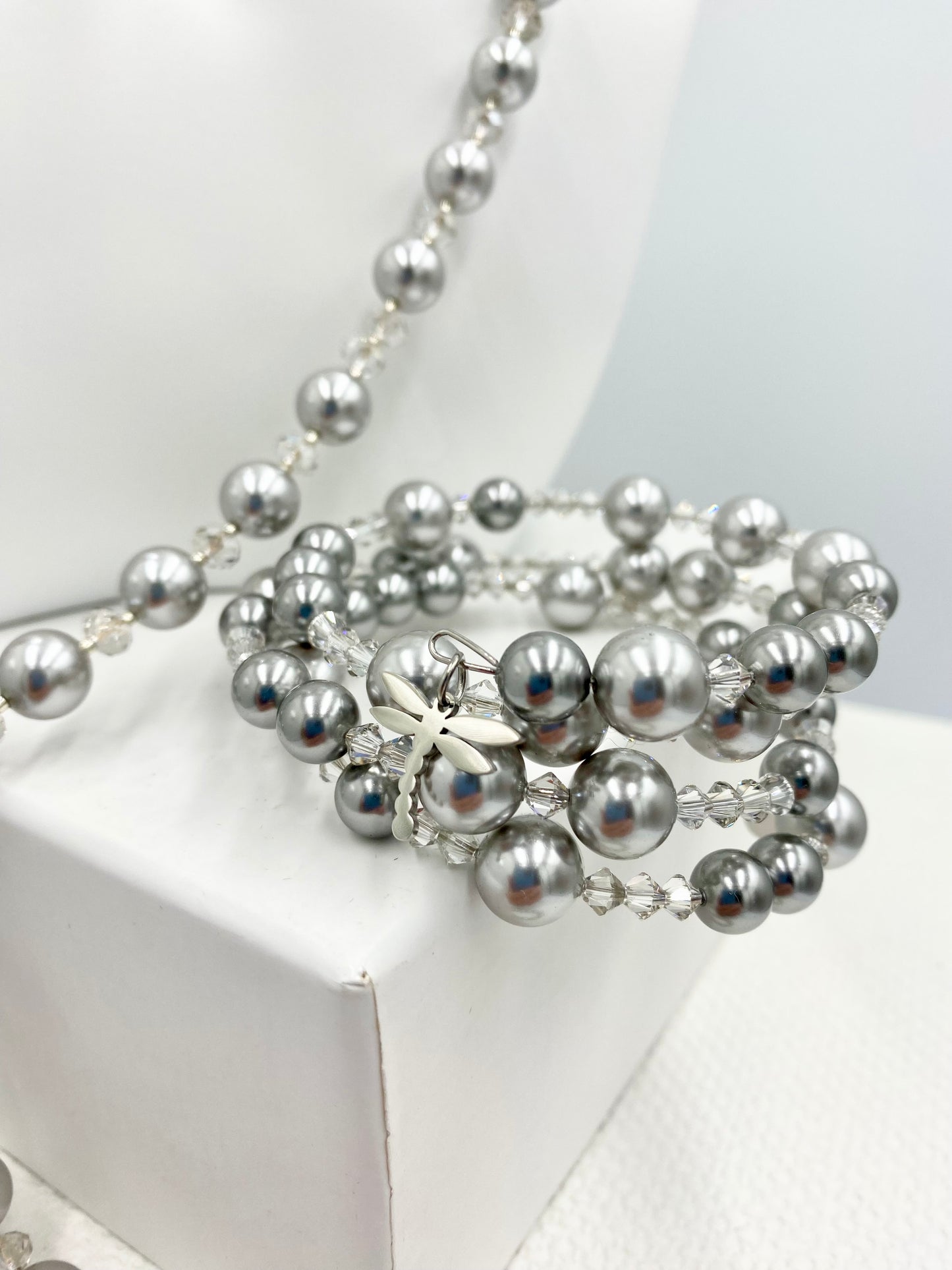 Bracelet «spirale» gris argenté.