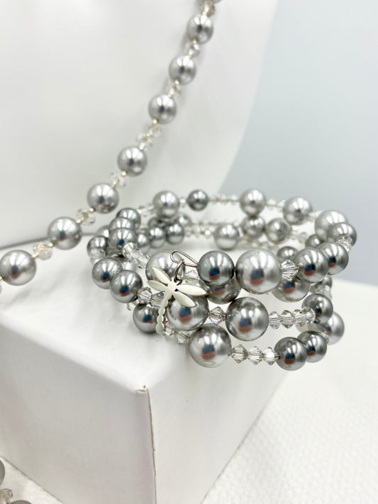 Bracelet «spirale» gris argenté.