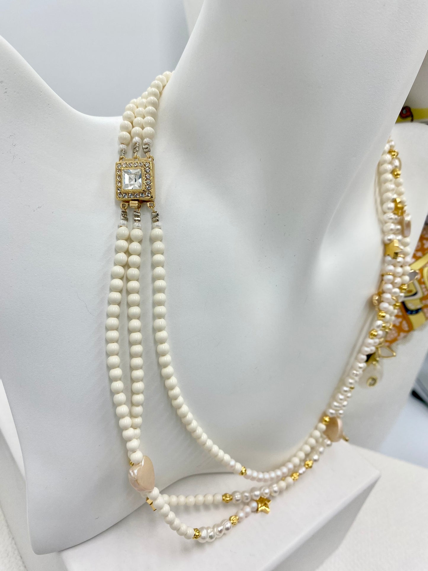 Collier 3 rangs « ivoire » papillons.
