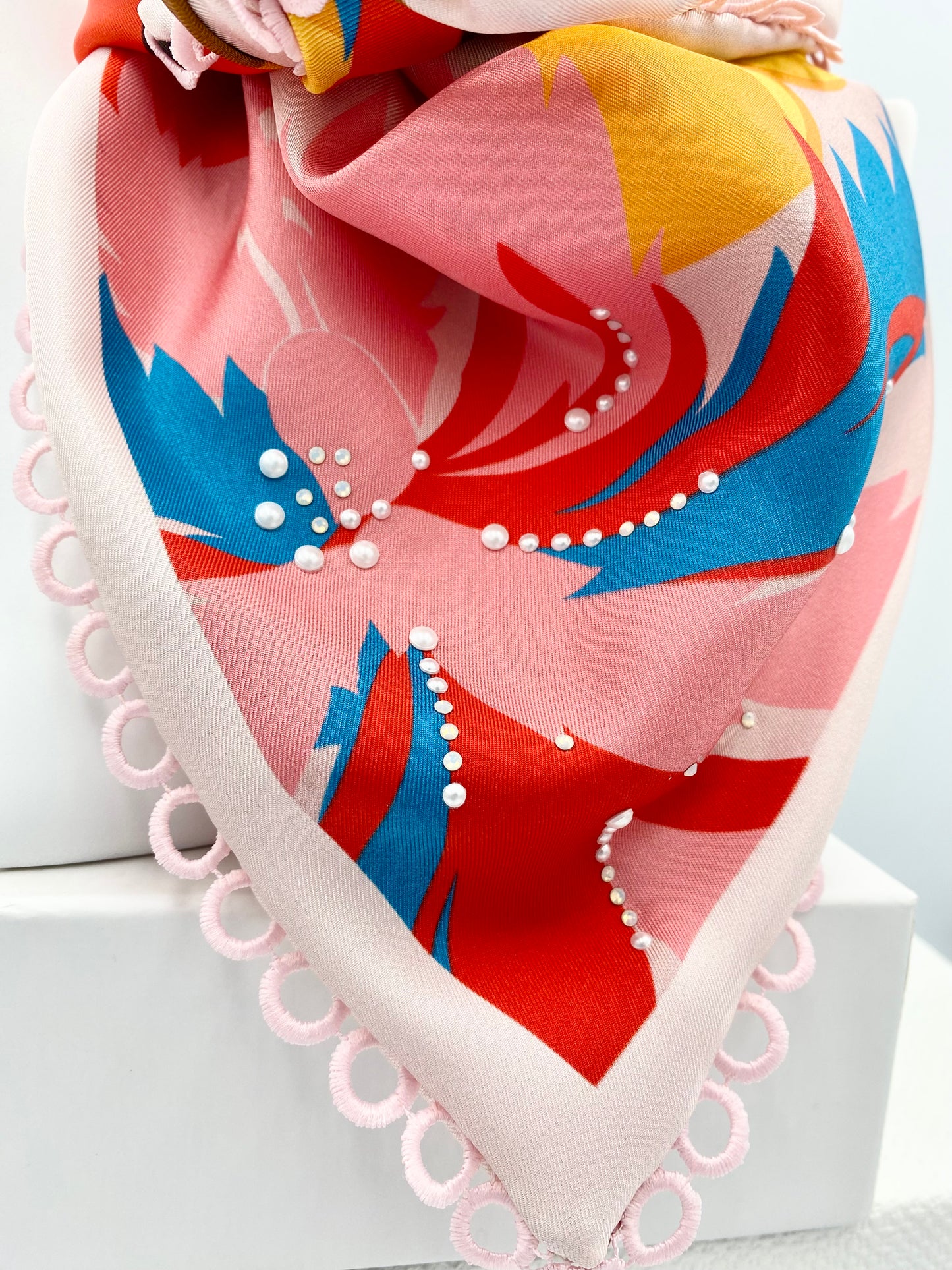 Foulard en soie « Petit Mnj » rouge/rose .