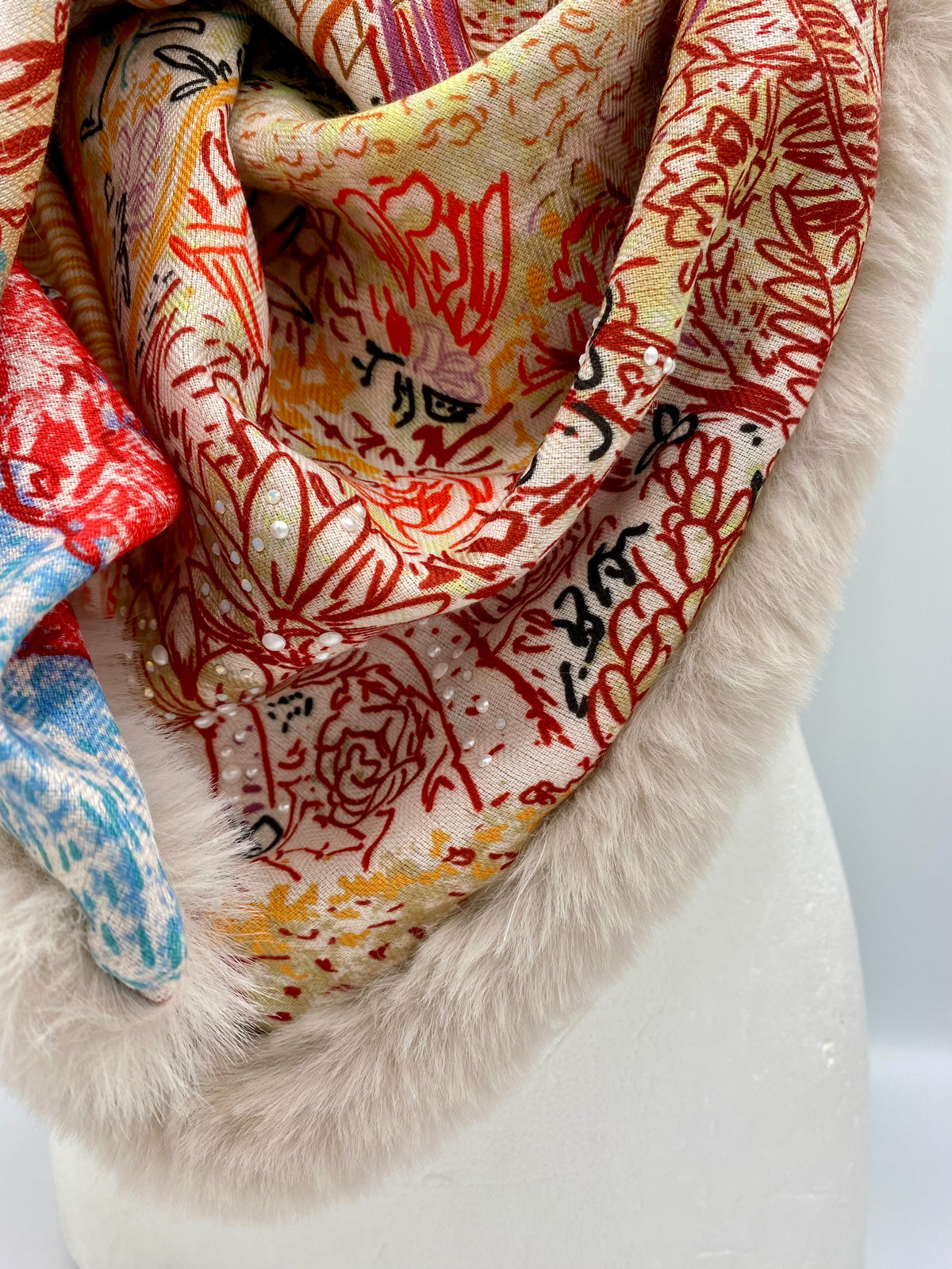 Foulard XL en cachemire /soie/fausse fourrure beige.