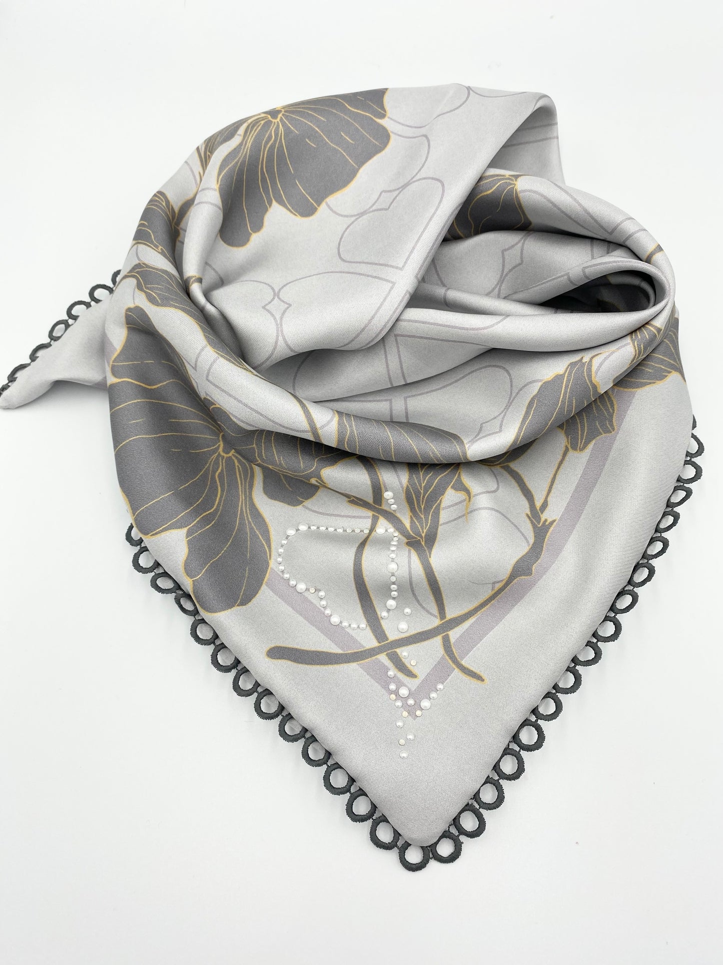 Foulard en soie « Petit Mnj » gris perle .