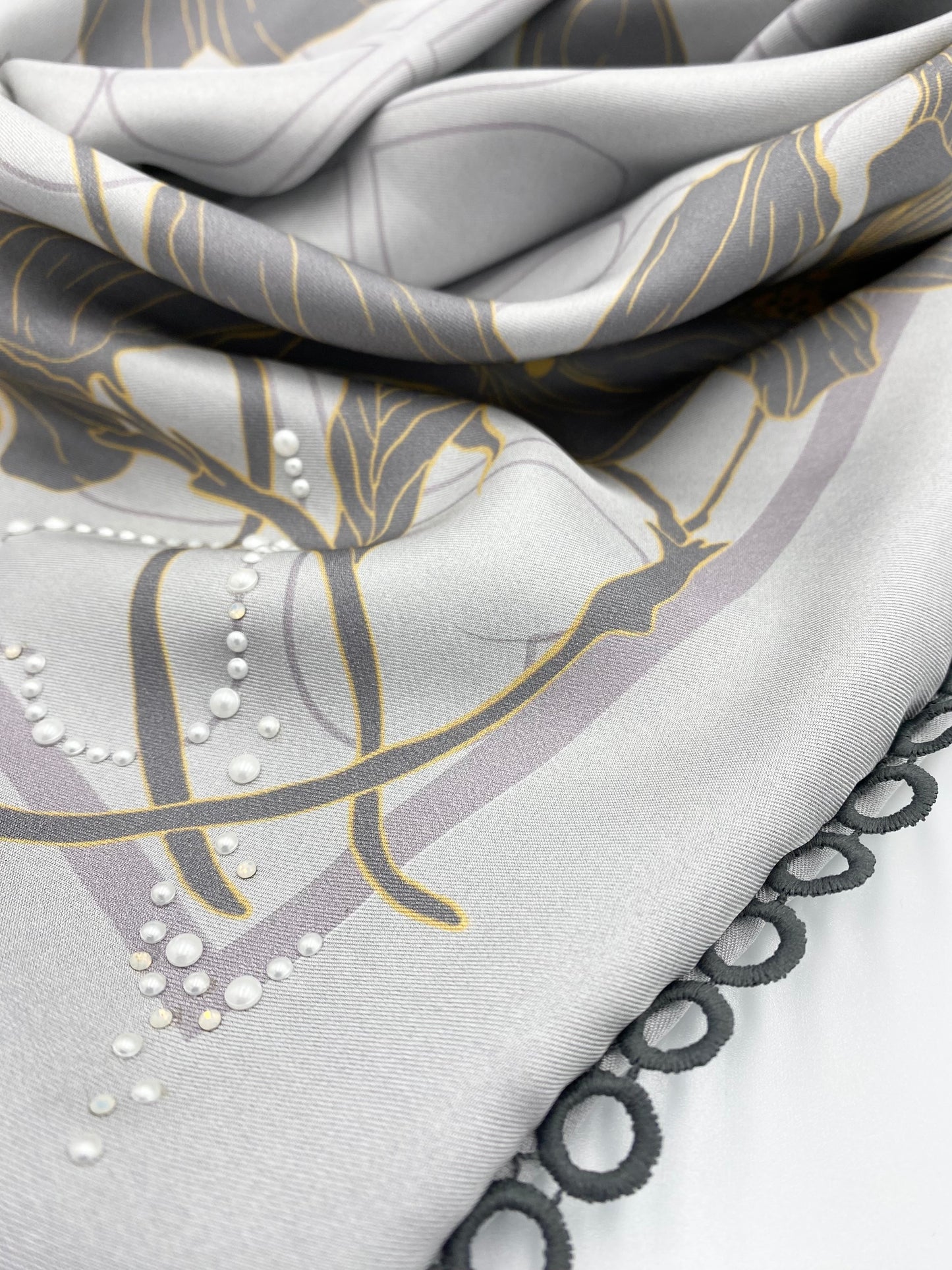 Foulard en soie « Petit Mnj » gris perle .
