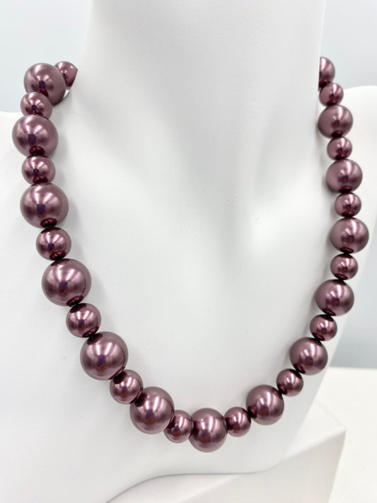 Collier  « bordeaux nacré ».