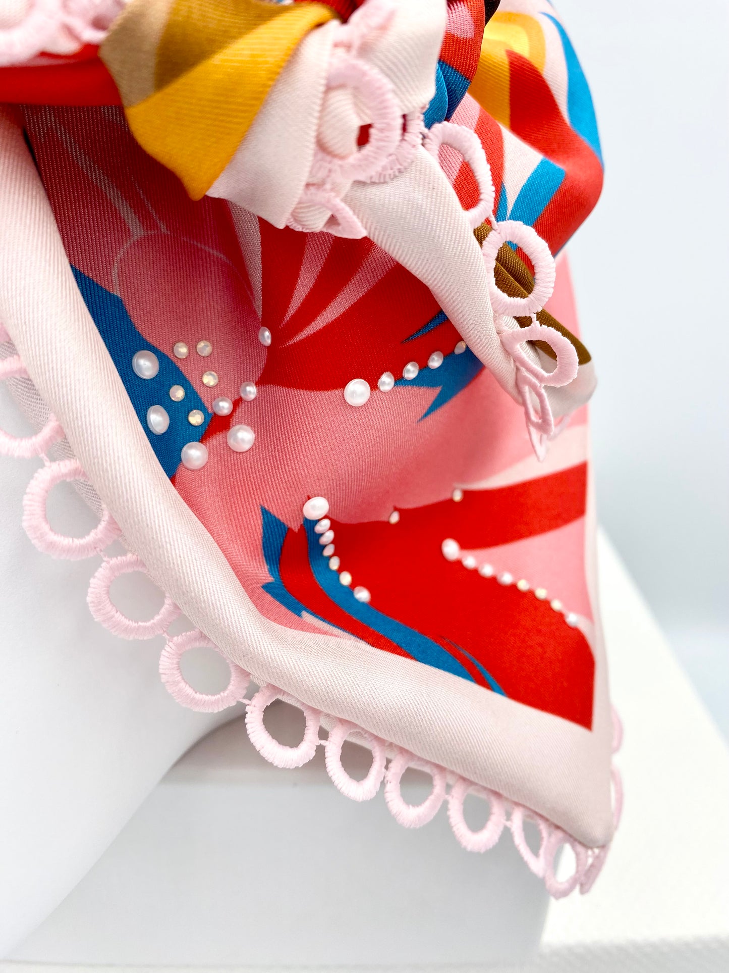 Foulard en soie « Petit Mnj » rouge/rose .