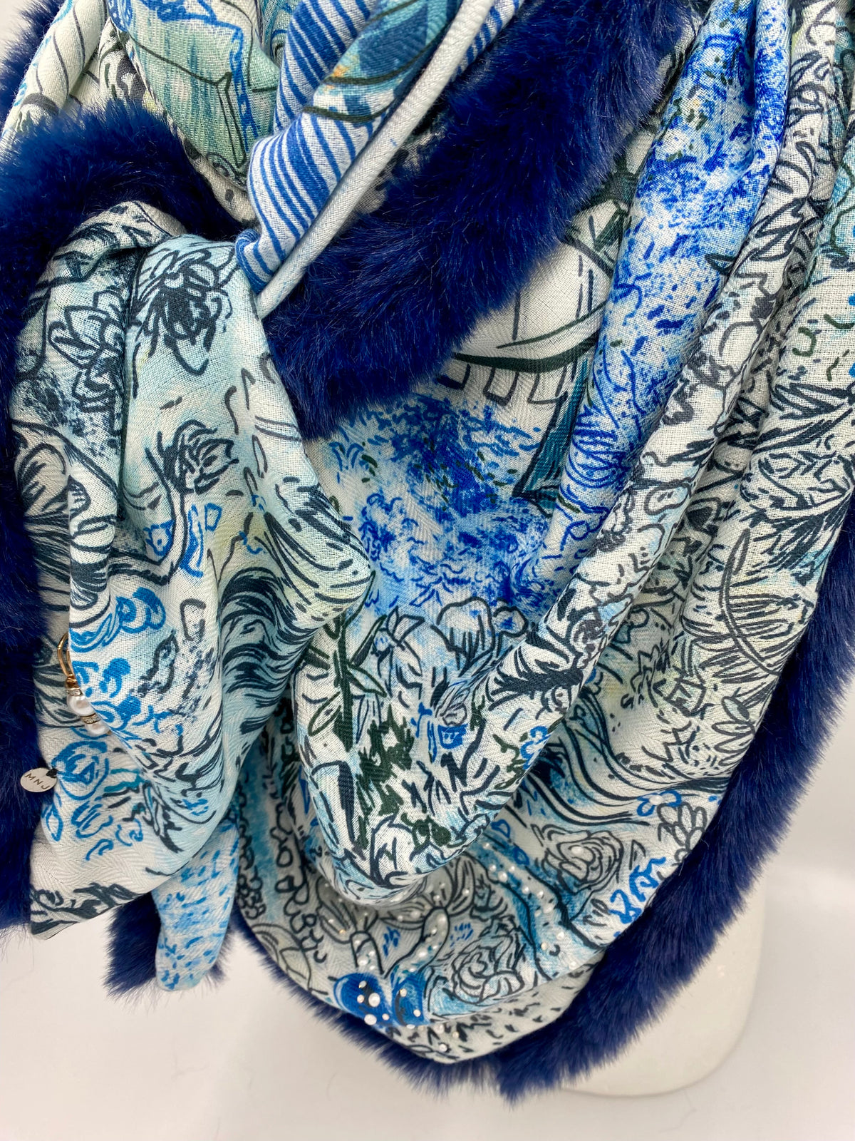 Foulard XL cachemire /soie/ fausse fourrure bleu vif.