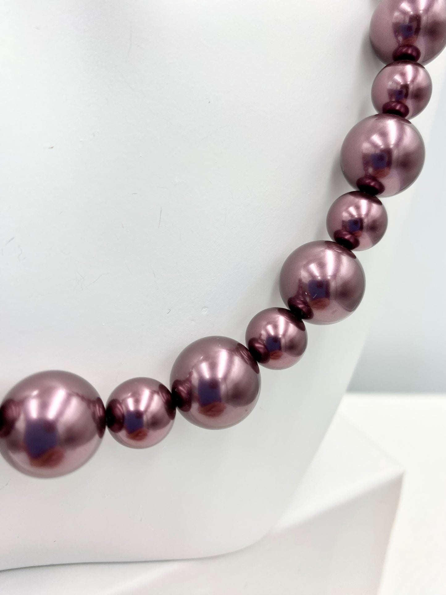 Collier  « bordeaux nacré ».