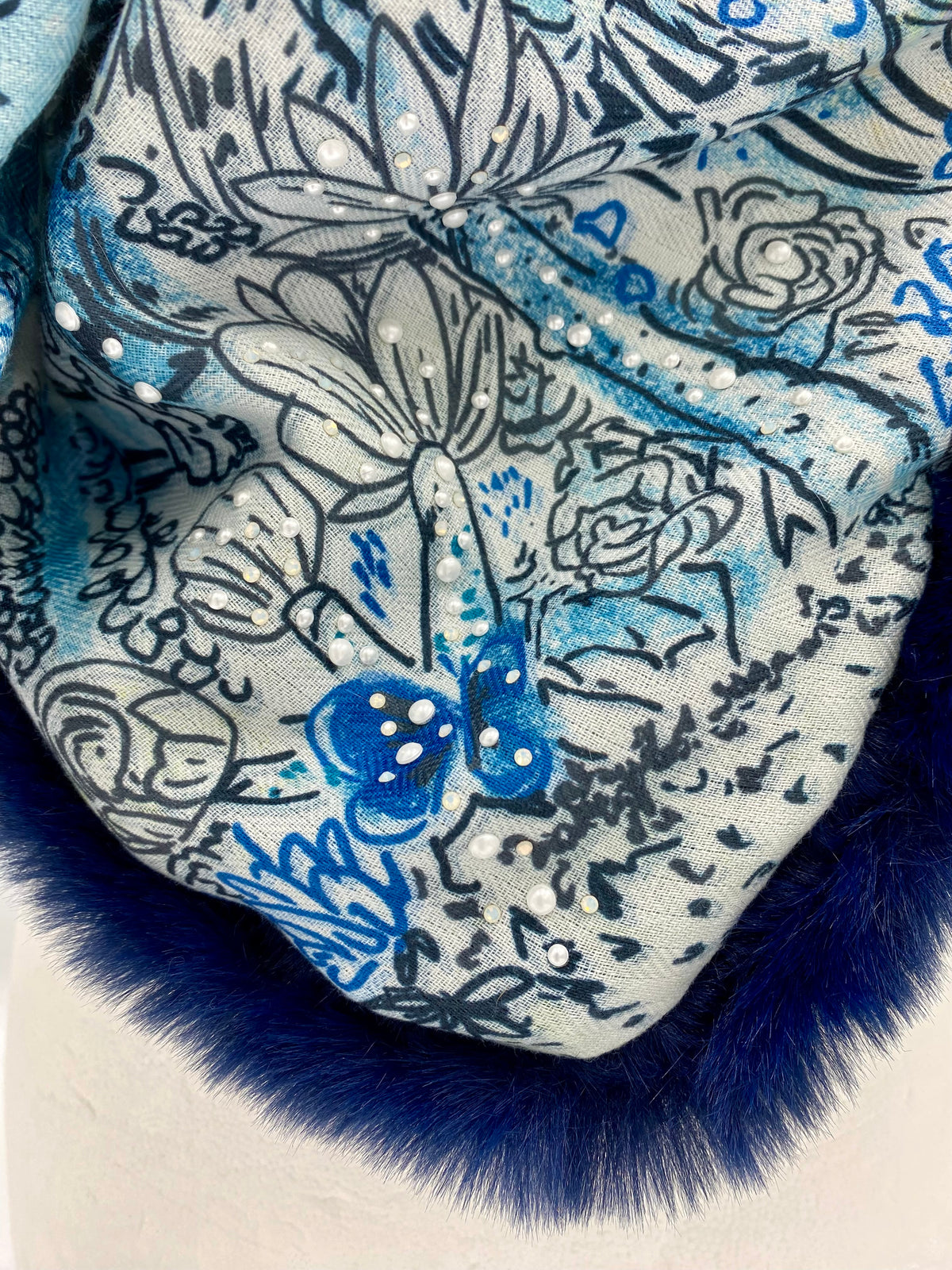 Foulard XL cachemire /soie/ fausse fourrure bleu vif.