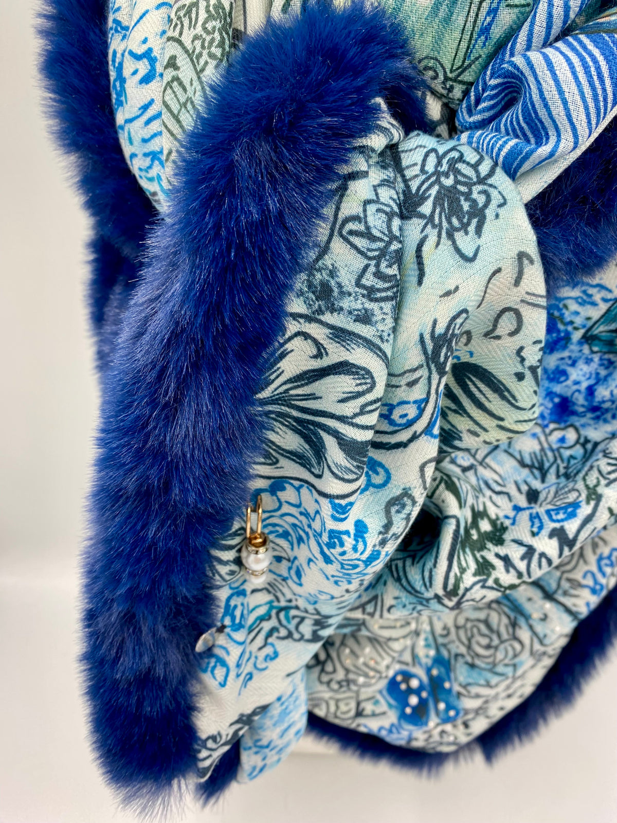 Foulard XL cachemire /soie/ fausse fourrure bleu vif.